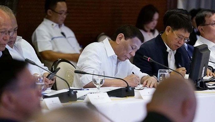 Duterte&nbsp;signs law requiring full distribution of service charge to hotel, restaurant workers