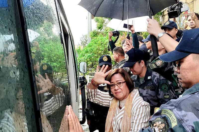 De Lima in Iriga to visit ailing mother