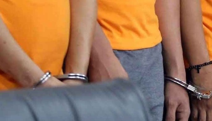 Walo sikop sa illegal swertres