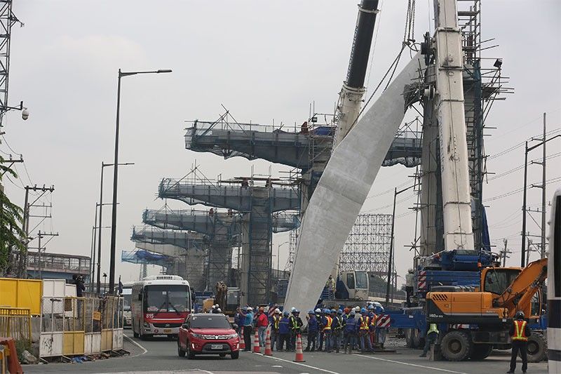 Collapsed coping beam of Skyway Stage 3 project causes NLEX traffic