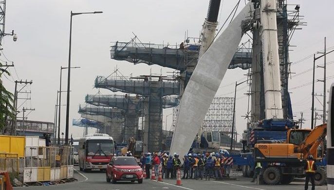Collapsed coping beam of Skyway Stage 3 project causes NLEX traffic