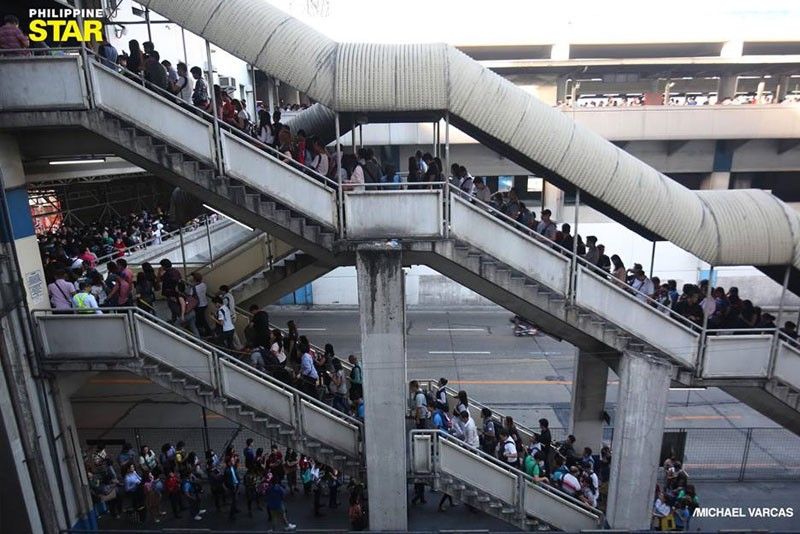 780 passengers unloaded after MRT-3 glitch
