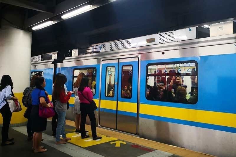 780 pasahero ng MRT, pinababa