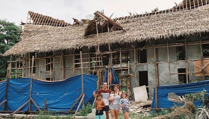 Pinatatayong bahay nina Andi at bf style Bali!