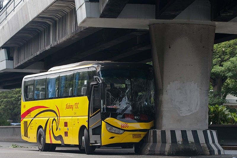 Bus salpok sa poste ng LRT: 7 sugatan
