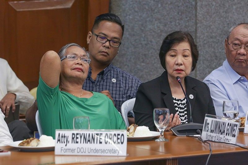 Magulang nina Sarmenta at Gomez emosyonal sa hearing