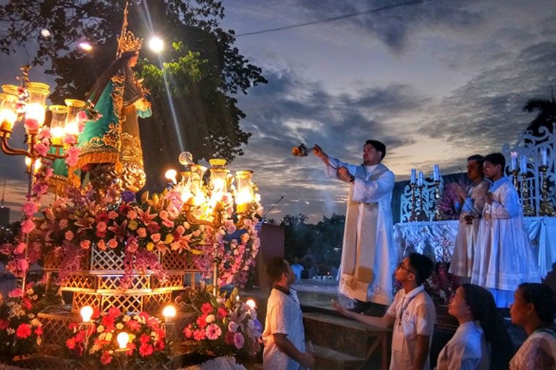 10,000 nikuyog sa Walk with Mary