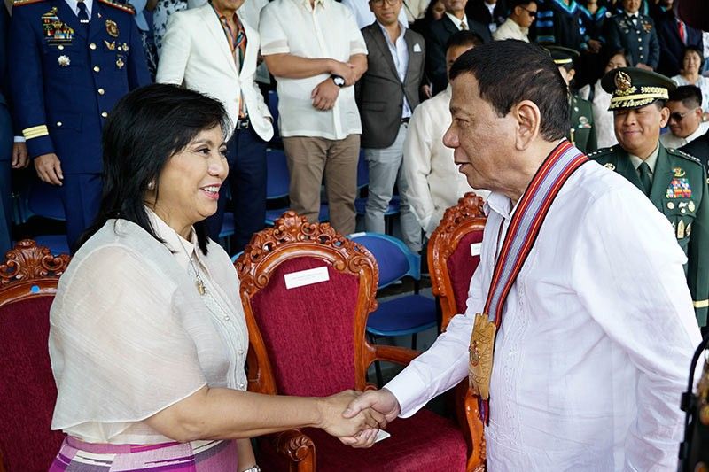 Duterte slams Robredo for criticizing hisÂ remark that officials may accept gifts