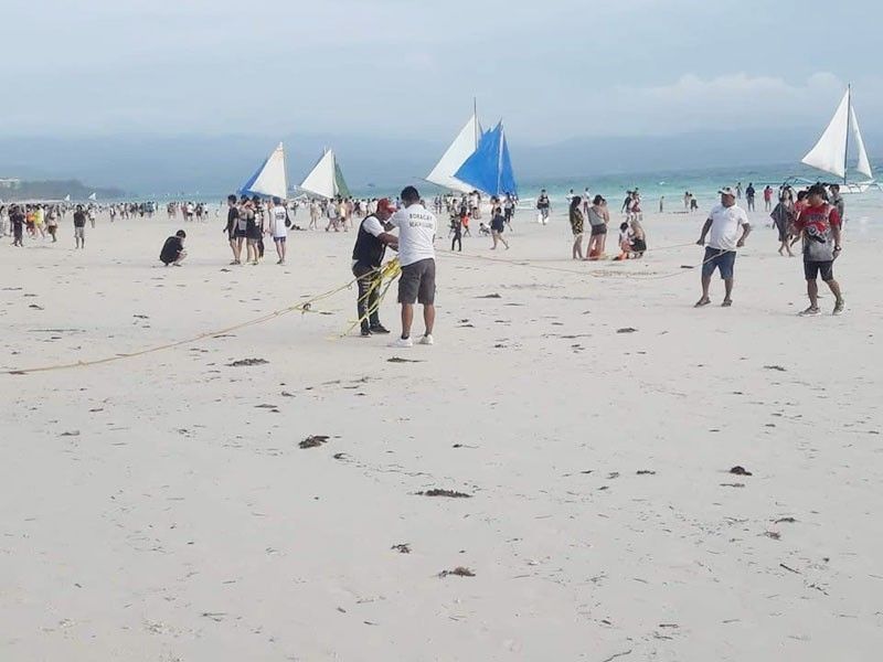 Foreigners apprehended for urinating in Boracay