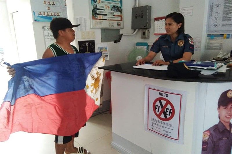Pangasinan police lauds scrap collector for returning Philippine flag