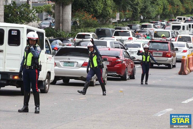 Ban private cars on EDSA during rush hours â�� lawmaker