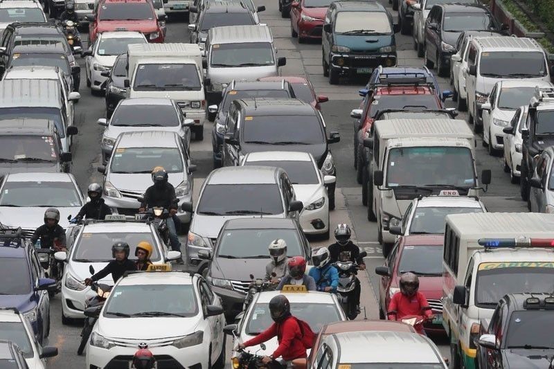 EDSA traffic solution? No private cars during rush hours, lawmaker proposes