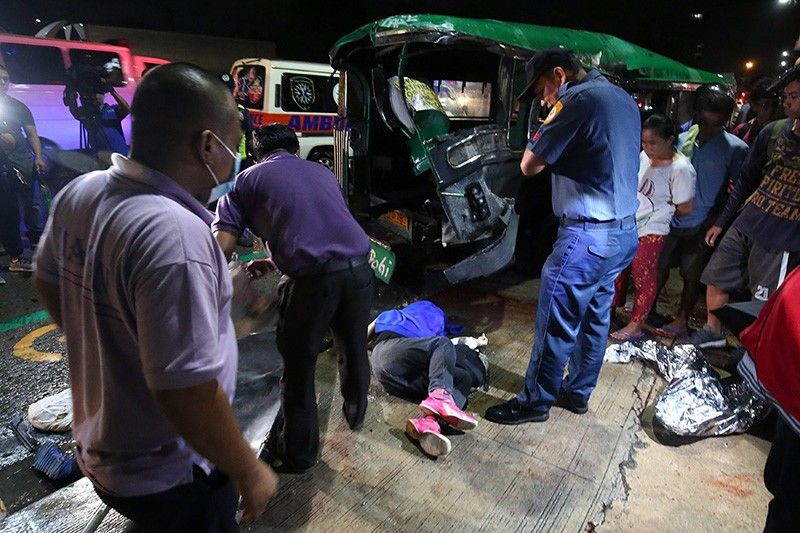 Jeep inararo ng truck: 2 patay, 14 sugatan