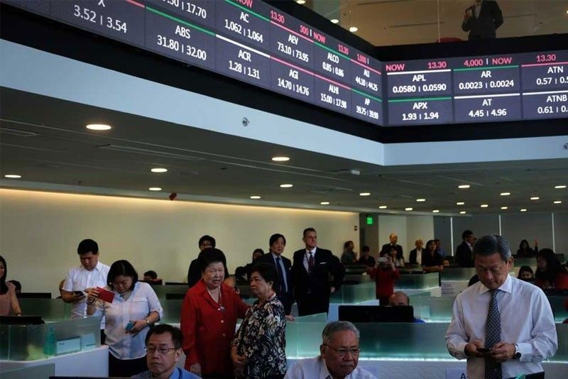 Traders on sidelines ahead of rate cut announcements, PSEi slips