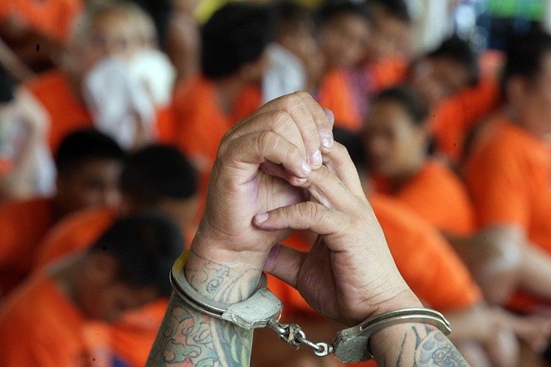 More than 1,000 freed convicts surrender on eve of Duterte's deadline