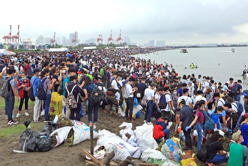 20,000 join Manila Bay cleanup