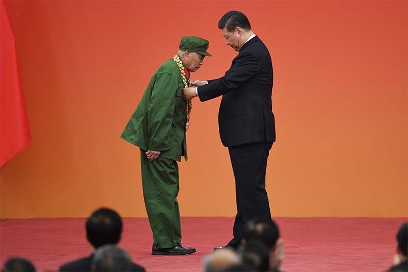 Xi presents awards to 'heroes' and 'old friends' of China