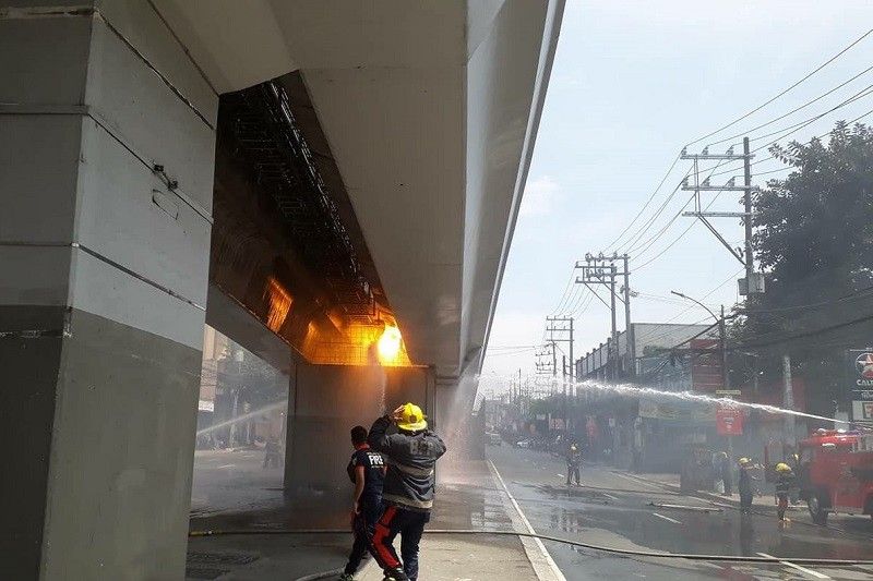 Sunog naitala malapit sa LRT-2 Katipunan station; operasyon suspendido