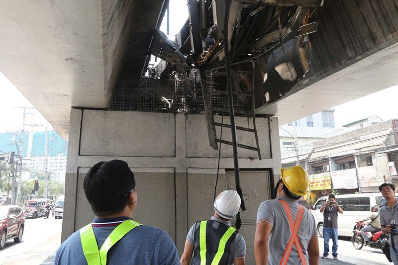 LRT-1 at LRT-2 magkasunod na nagka-aberya