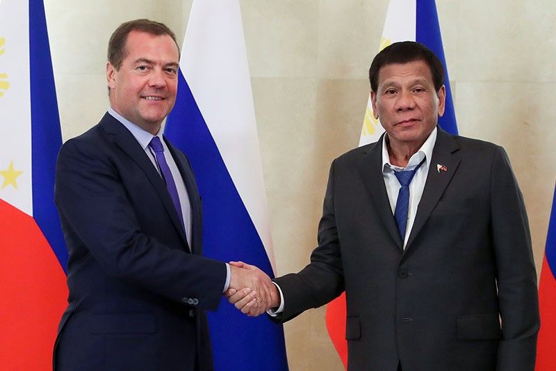 Unkempt? Palace defends Duterteâ��s loose necktie