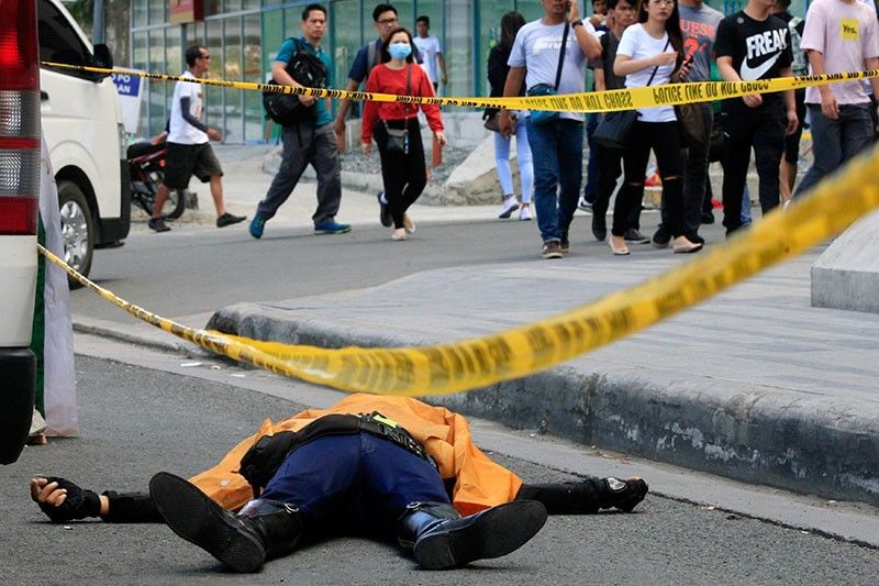 Traffic enforcer itinumba sa EDSA