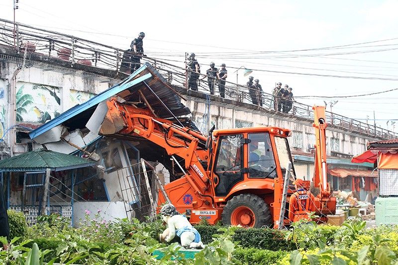 Illegal structures sa Bilibid, dinemolis