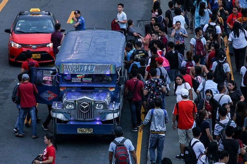 Government officials pinasasabak sa commute challenge