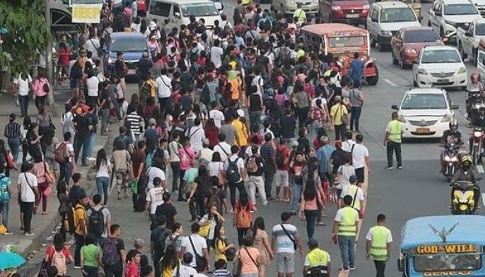 &lsquo;Commute challenge&rsquo; tuwing Lunes sa public officials, isinusulong