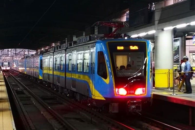 MRT-3 deploys 4-car, 3-car train sets simultaneously