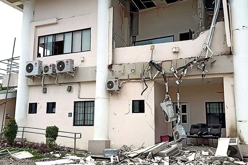 Strong quake rocks Mindanao; 7 dead