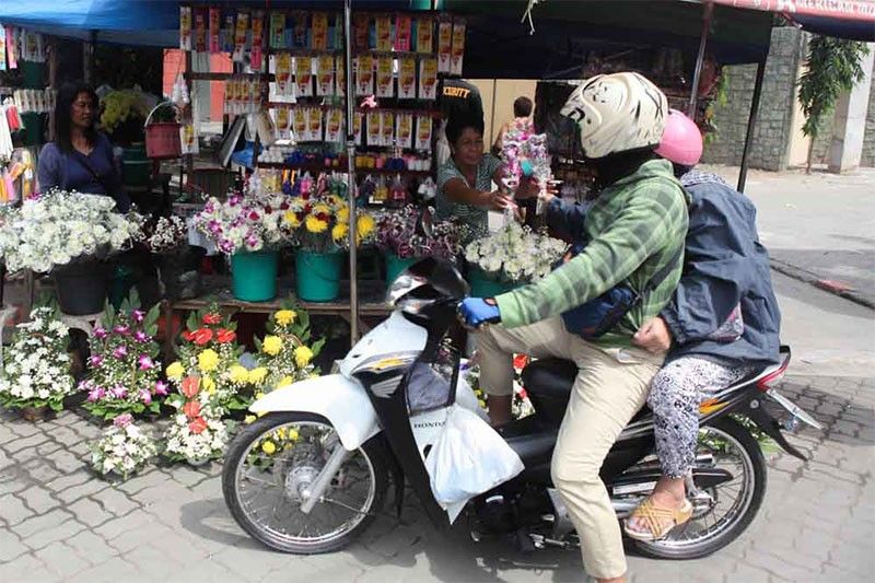 Flower prices in Dangwa increase slightly ahead of 'Undas' 2019
