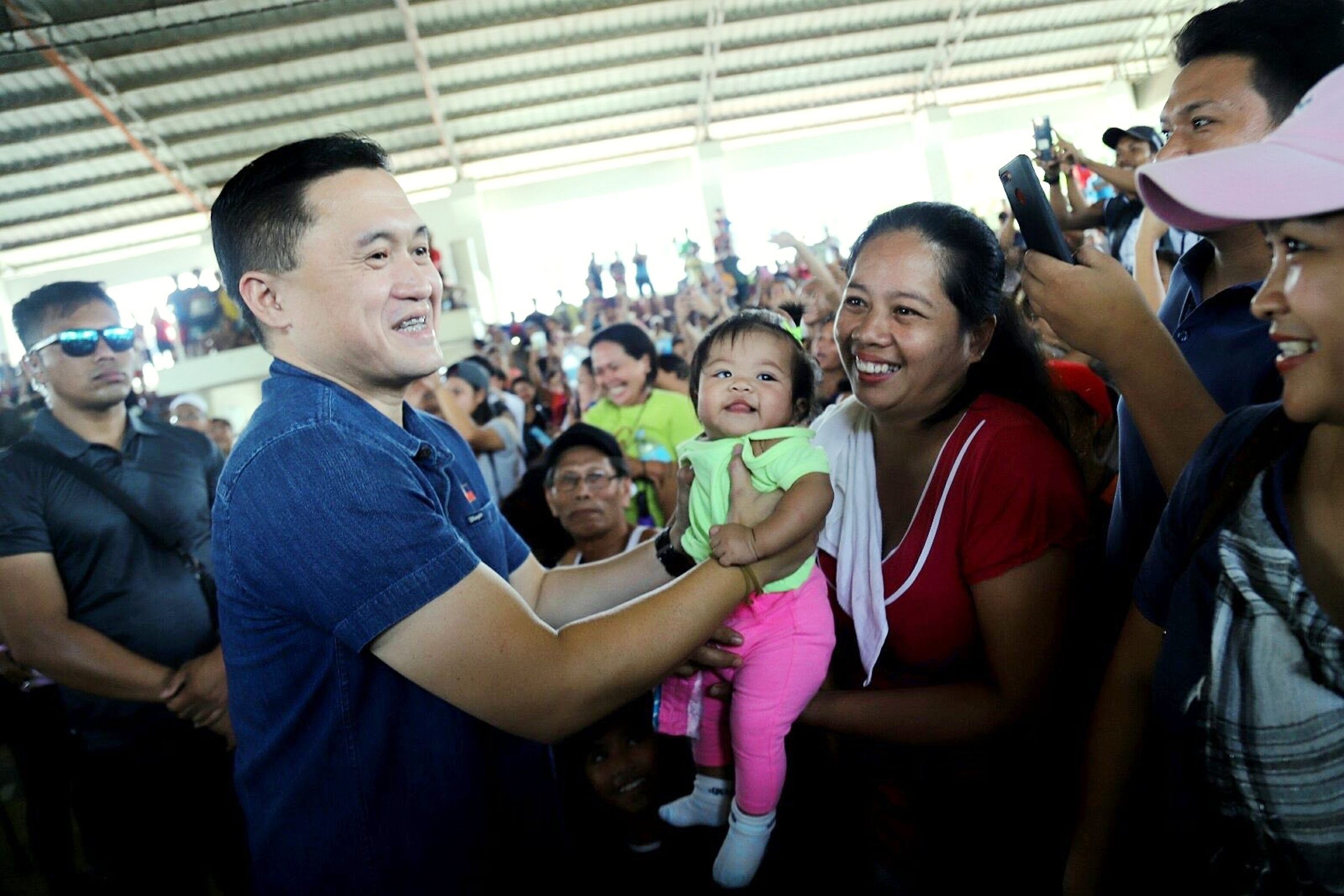 Bong Go visits, aids Boracay fire victims