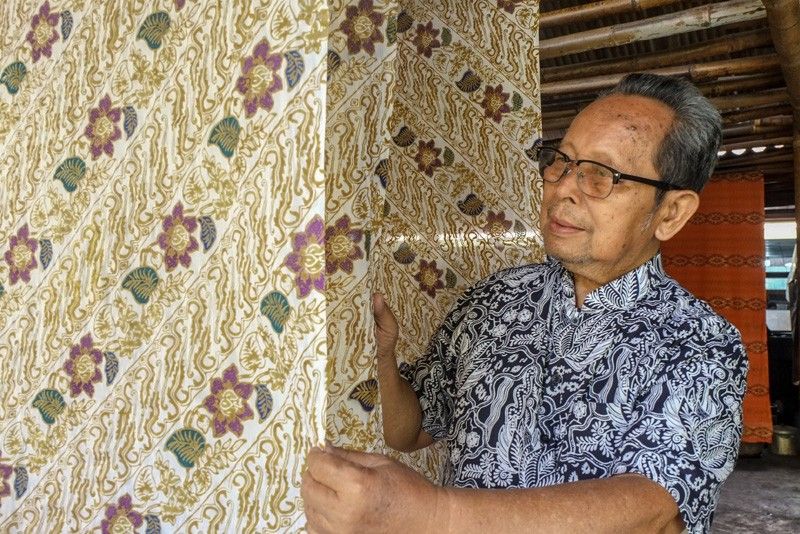 Yogyakartaâs leading manufacturer shines hope for batik masters