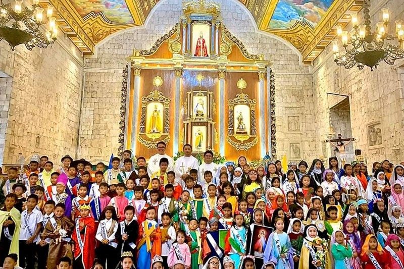 Parade of Saints, dili ungo-ungo