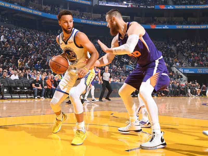 Warriors' Curry injures left hand in sorry loss to Suns