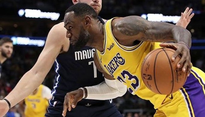Triple-double ni James gumiba sa Mavericks