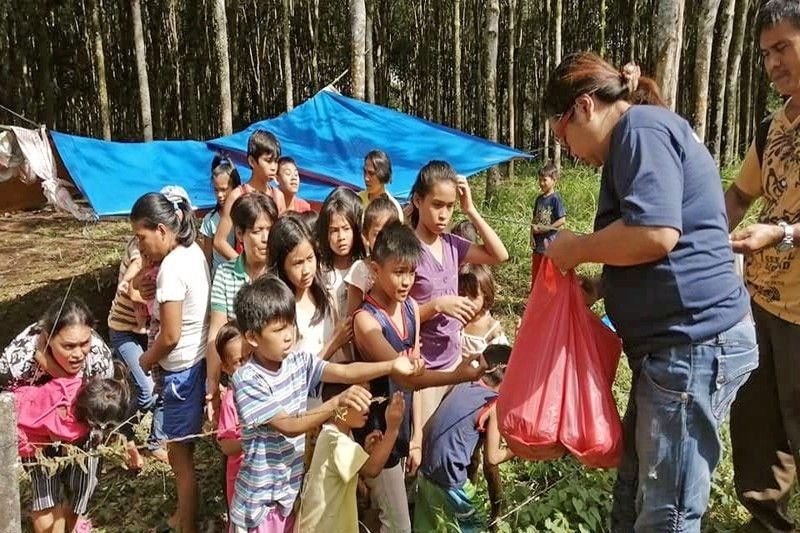 Relief goods sinusugod ng quake victims