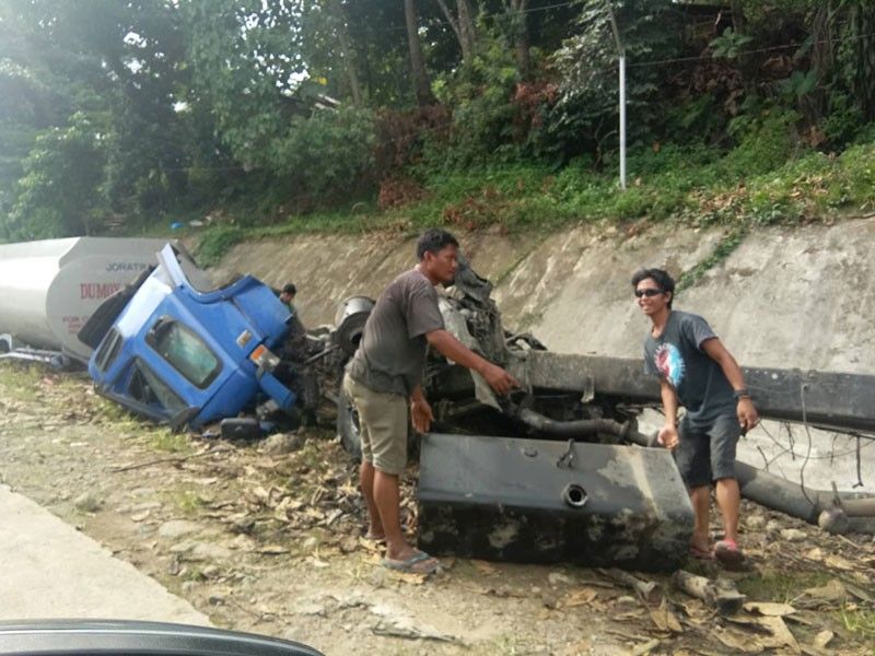 Maghahatid ng inumin sa quake victims water tanker bumaligtad: Helper pisak