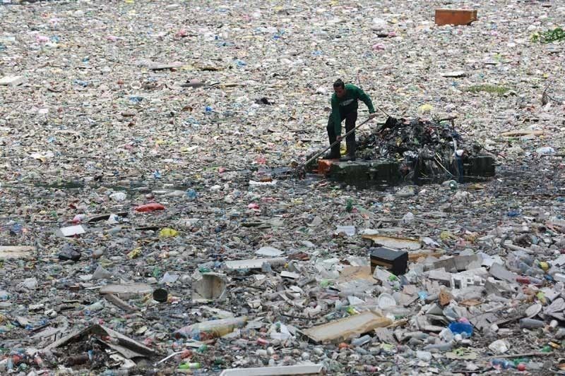 Duterte eyes war vs 'plastic'