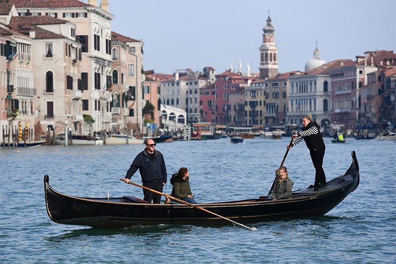 Venice gondoliers dive into murky canals for nocturnal clean-up