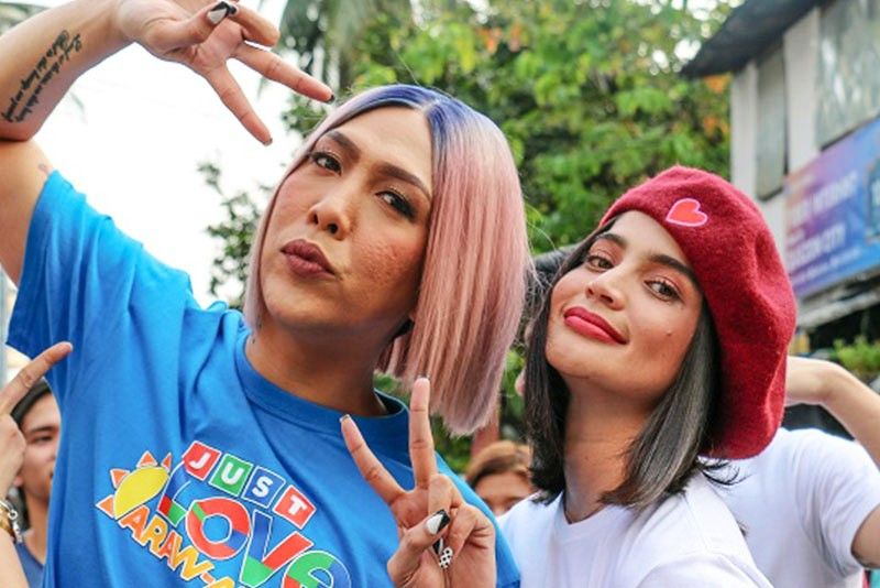 Vice Ganda pokes fun at Anne Curtis' revealing outfit on It's Showtime