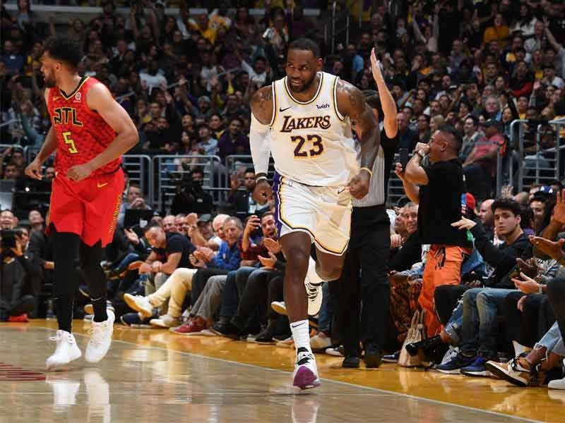 LeBron powers Lakers past Hawks