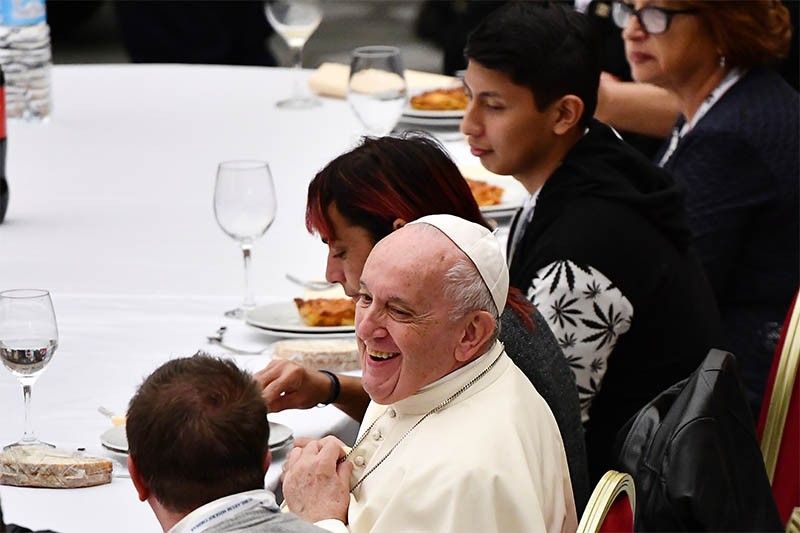 Pope hosts meal for 1,500 poor and homeless