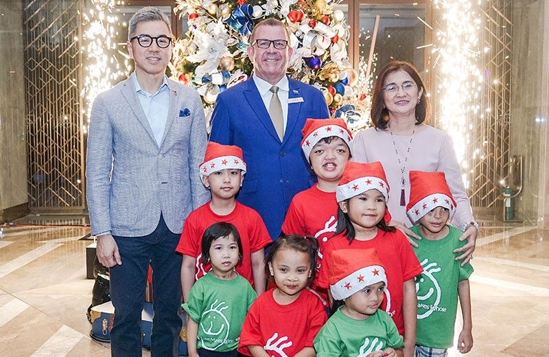 Hilton Manila lights up with travel-inspired Christmas tree, celebrations