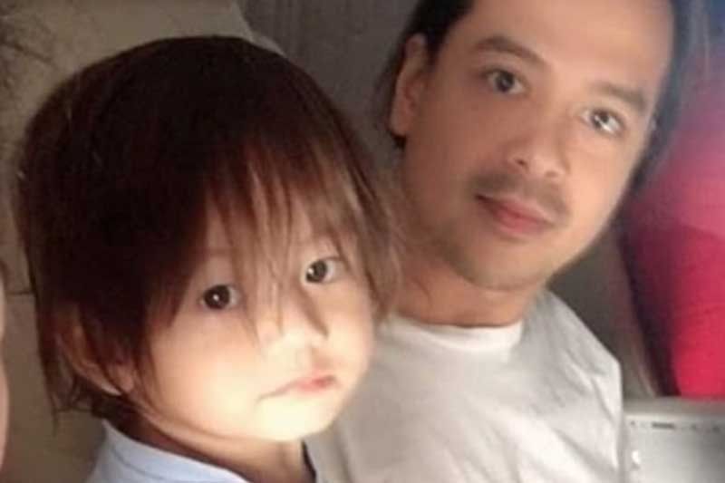 Magkamukhaâ�¦John Lloyd at anak  nag-bonding!