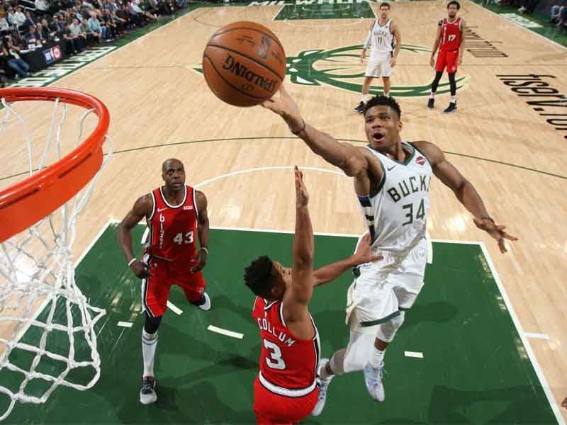 Antetokounmpo's big triple-double leads Bucks over Blazers