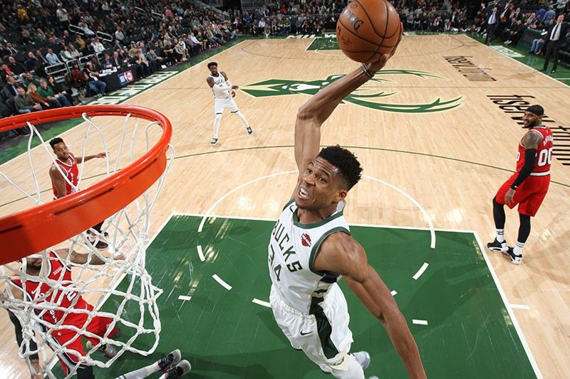 Giannis tumipa ng triple-double