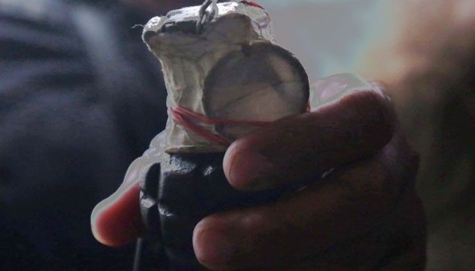 Granada itinanim sa motor ng pulis, sumabog: 1 patay