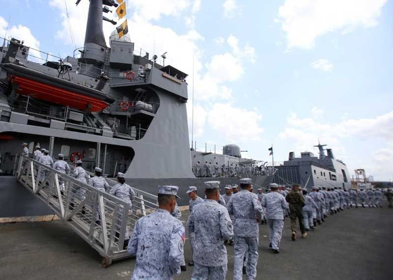 Philippines, Viet navy officials tackle maritime security