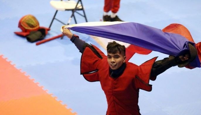 Pinoys show mastery of arnis